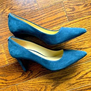 Michael Kors, navy blue pumps in suede.